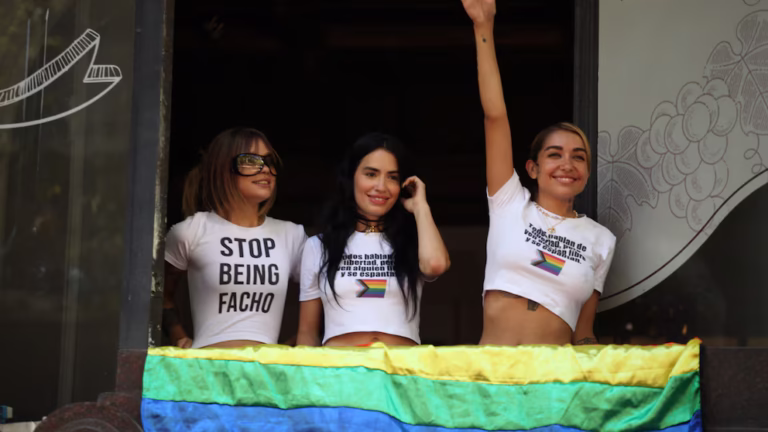 Lali Espósito y María Becerra se sumaron a la Marcha Federal LGBT+ Antifascista: “Ven a alguien libre y se espantan”