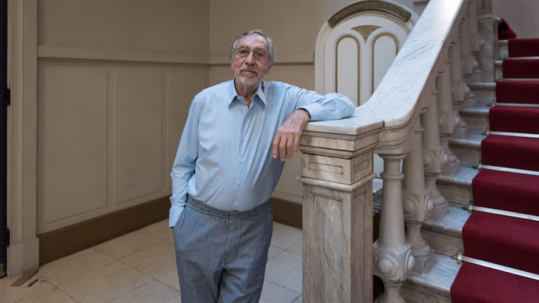 Luis Brandoni: “El teatro es un arte vivo que me sigue sorprendiendo, incluso después de tantos años”