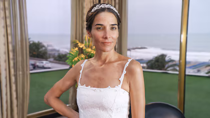 Lánguido y total white: el look elegido por Juana Viale para su primer programa desde Mar del Plata