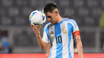El Diablito Echeverri viajó a Inglaterra para sumarse al Manchester City: la emotiva despedida para su familia