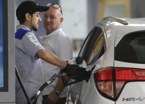 El presidente de YPF afirmó que el autodespacho «reduce costos operativos para la estación»