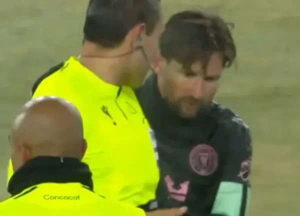 Sancionaron al árbitro que le pidió un autógrafo a Lionel Messi tras un partido