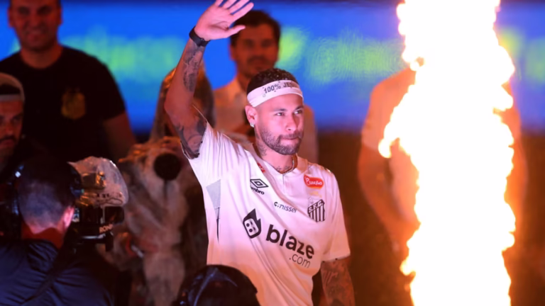 Día histórico para el Santos: Neymar llegó en helicóptero y se puso a llorar en su presentación