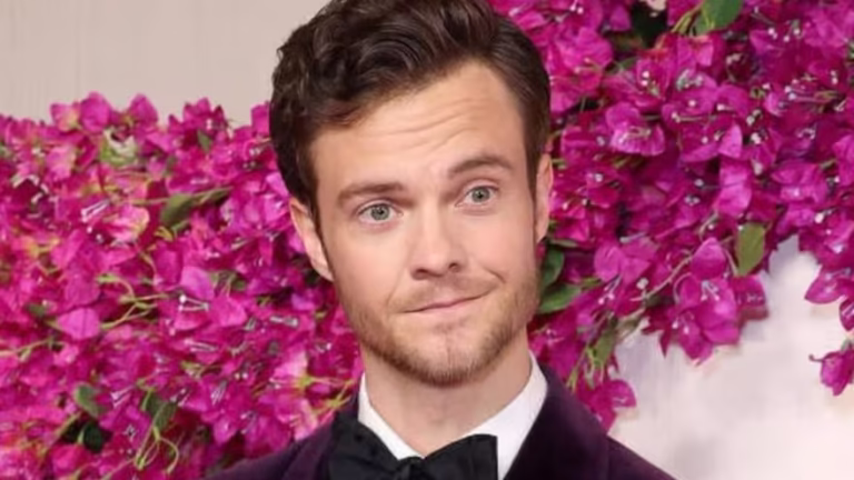 Es hijo de dos estrellas de Hollywood, su apellido le abrió puertas y ahora protagoniza una película poco convencional