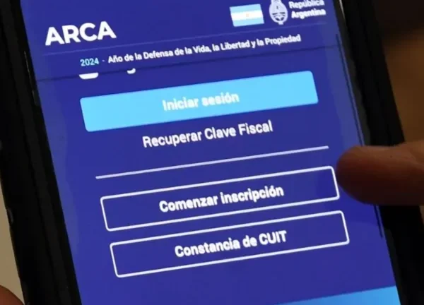 ARCA definió nuevos criterios para la clasificación de grandes contribuyentes La medida fue formalizada mediante la Resolución General 5670/2025, publicada en el Boletín Oficial.  7 de Abril de 2025      ARCA definió nuevos criterios para la clasificación de grandes contribuyentes La Agencia de Recaudación y Control Aduanero (ARCA) fijó nuevos criterios y procedimientos para la clasificación de grandes contribuyentes, a través de la Resolución General 5670/2025, que fue publicada este lunes en el Boletín Oficial.  Según lo dispuesto, la Dirección General Impositiva (DGI) estará a cargo de coordinar la fiscalización, percepción y aplicación de tributos interiores y recursos de la seguridad social para un grupo específico de contribuyentes. La iniciativa está bajo la órbita de la Subdirección General de Operaciones Impositivas de Grandes Contribuyentes, que depende de la DGI.  El artículo primero de la resolución indica que esta área “será la encargada de determinar la nómina de contribuyentes y responsables comprendidos en el ámbito de actuación”, y que la selección se realizará según criterios como la importancia, el sector económico u otras condiciones particulares.  Entre los parámetros que se aplicarán para definir la clasificación se encuentran “la magnitud de las obligaciones tributarias activas, las declaraciones juradas presentadas y el volumen de ventas y exportaciones”. También se tomarán en cuenta “la cantidad de empleados, los movimientos de fondos, las operaciones con divisas, las tenencias patrimoniales y las relaciones comerciales o societarias”. La resolución incluye además la evaluación de “la capacidad operativa de las unidades administrativas a cargo de gestionar a los contribuyentes incluidos”.  La normativa especifica que “la nómina de contribuyentes y responsables prevista en el artículo precedente se revisará con una periodicidad bienal”.