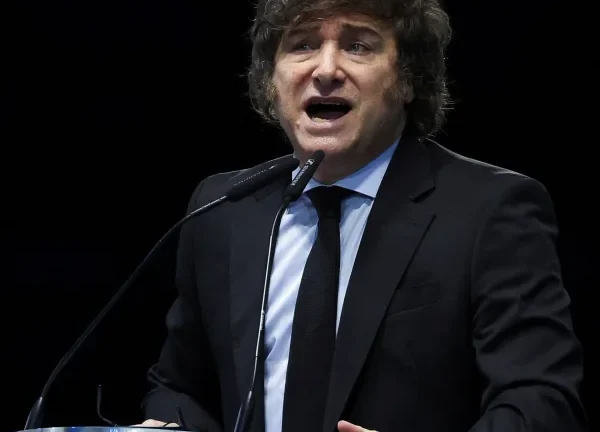 Milei responsabilizó a Kicillof del fallo que obliga a transferir acciones de YPF: «Inútil soviético»